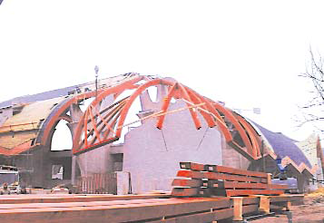 Különleges tetőforma, térrácsos szerkezet