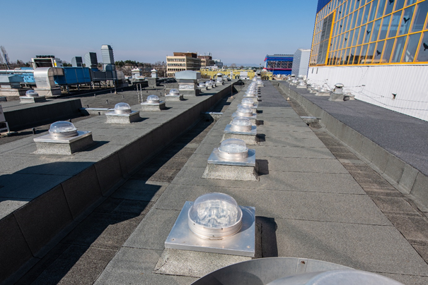 Két kilométernyi polikarbonát felülvilágítót cseréltek fénycsatornára a repülőtéren