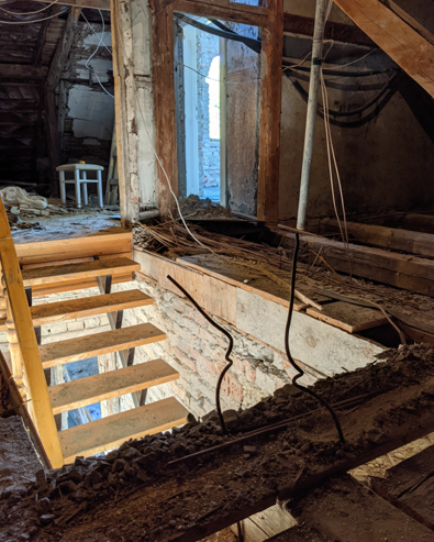 Csontvázak a tetőben – egy siófoki villa felújítása