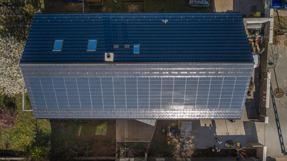 A tető síkjába illeszkedő, moduláris napelemrendszer