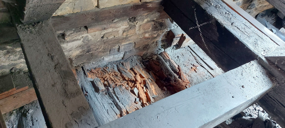 Fagerendás födém károsodása egy százhúsz éves társasházban