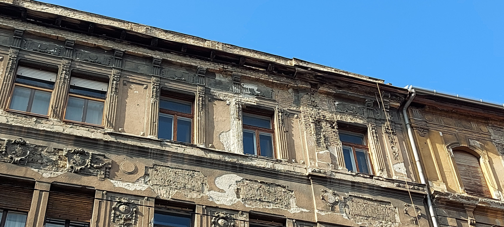 Fagerendás födém károsodása egy százhúsz éves társasházban