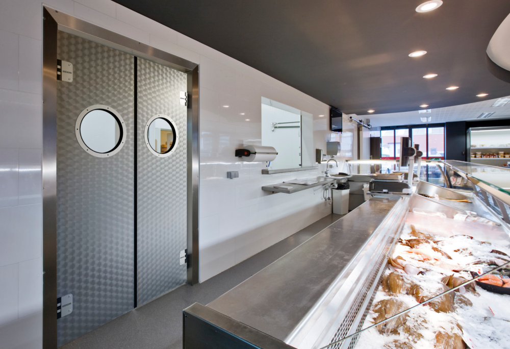 Robusztus és tartós lengőajtók polietilénből és rozsdamentes acélból Robusztus és tartós lengőajtók polietilénből és rozsdamentes acélból