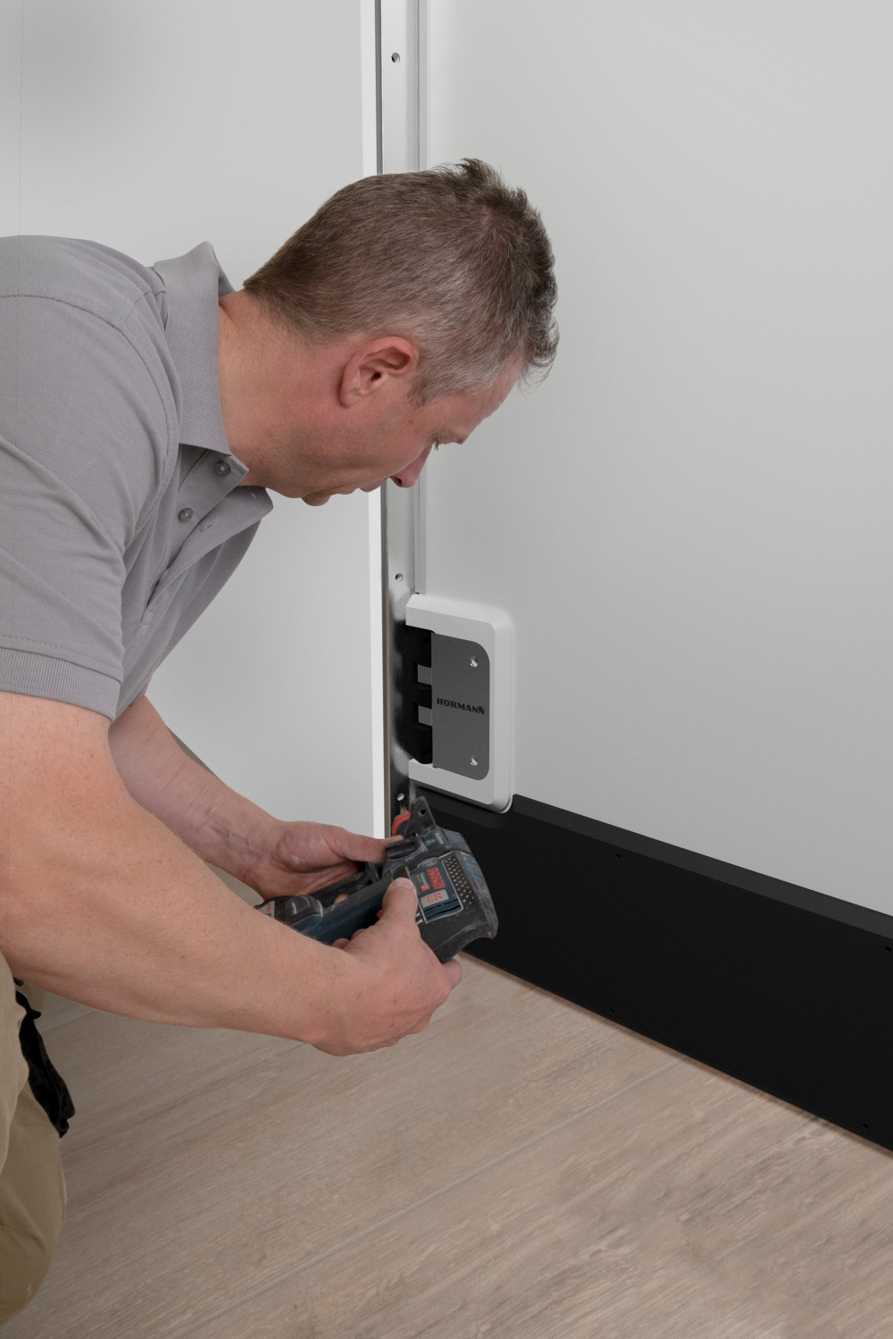 Robusztus és tartós lengőajtók polietilénből és rozsdamentes acélból Robusztus és tartós lengőajtók polietilénből és rozsdamentes acélból