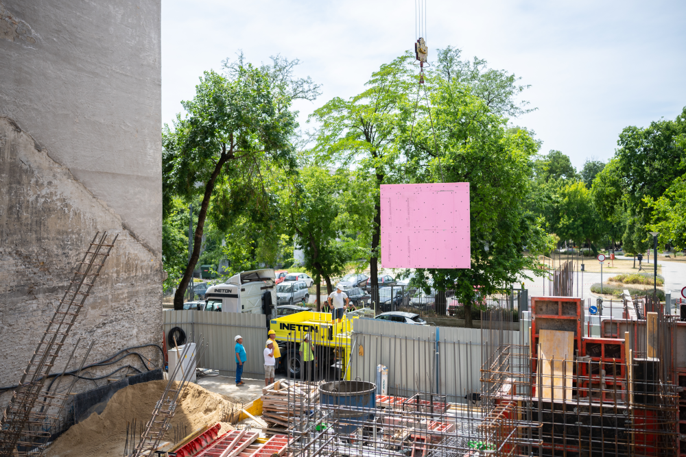 Szűk telekadottságok esetén hatékony megoldás a könnyen beépíthető, előregyártott, külső hőszigeteléssel ellátott kéregfal