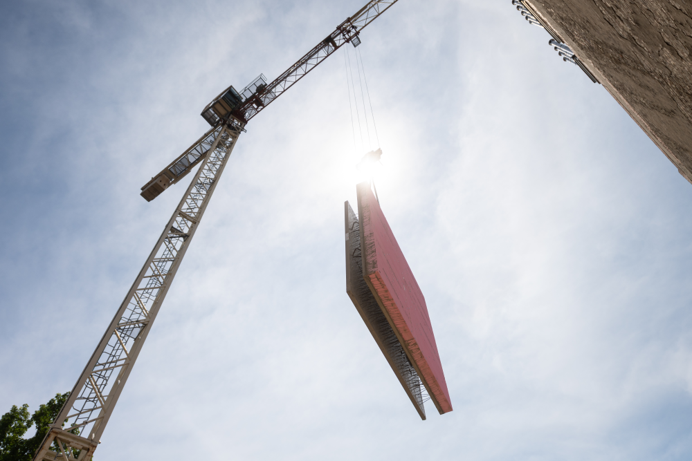 Szűk telekadottságok esetén hatékony megoldás a könnyen beépíthető, előregyártott, külső hőszigeteléssel ellátott kéregfal Szűk telekadottságok esetén hatékony megoldás a könnyen beépíthető, előregyártott, külső hőszigeteléssel ellátott kéregfal