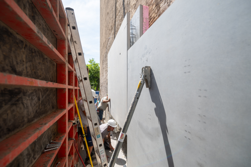 Szűk telekadottságok esetén hatékony megoldás a könnyen beépíthető, előregyártott, külső hőszigeteléssel ellátott kéregfal Szűk telekadottságok esetén hatékony megoldás a könnyen beépíthető, előregyártott, külső hőszigeteléssel ellátott kéregfal