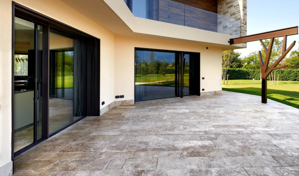 Nagyméretű tolóajtó rendszer prémium műszaki megoldásokkal