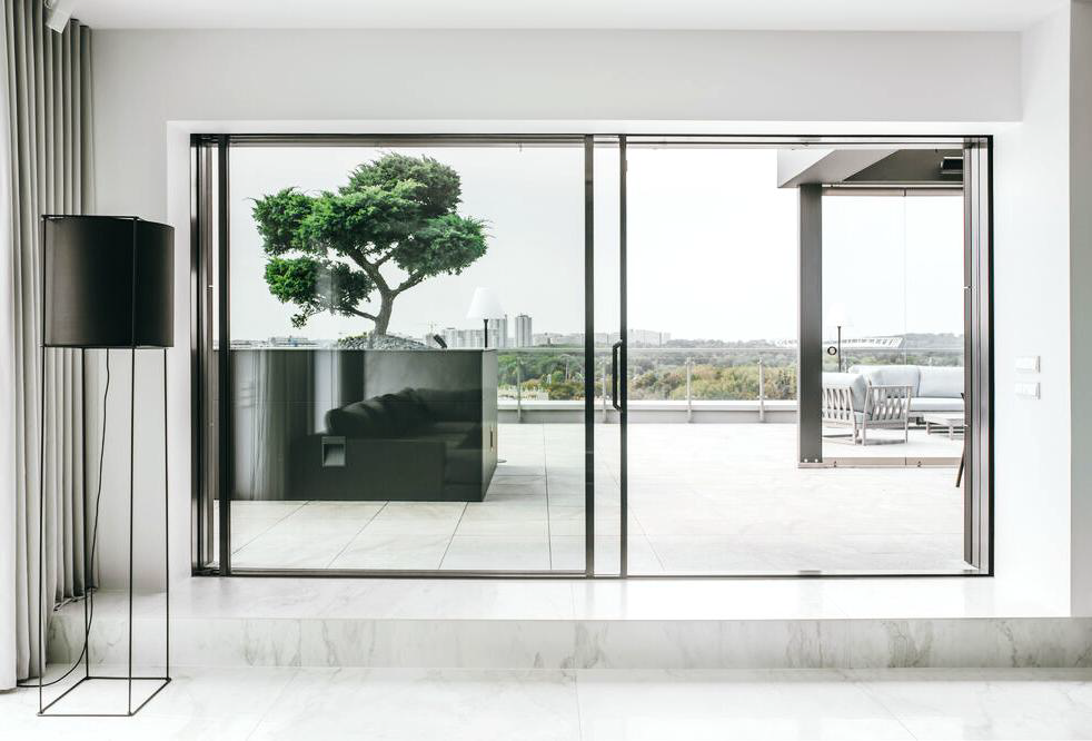 Nagyméretű tolóajtó rendszer prémium műszaki megoldásokkal