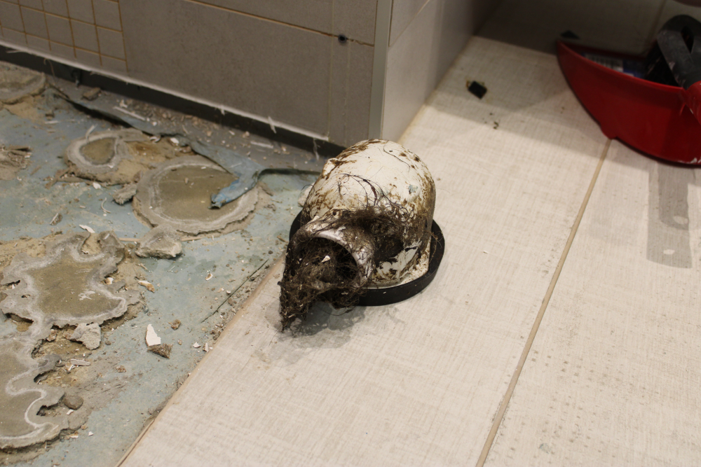 Nedvességkárok a zuhanytálcák környezetében – mi okozta a hibákat?