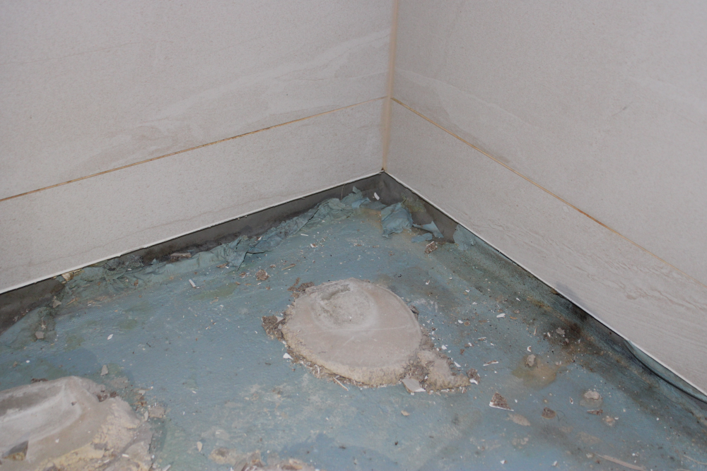 Nedvességkárok a zuhanytálcák környezetében – mi okozta a hibákat?