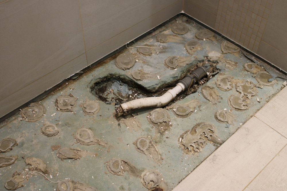 Nedvességkárok a zuhanytálcák környezetében – mi okozta a hibákat?