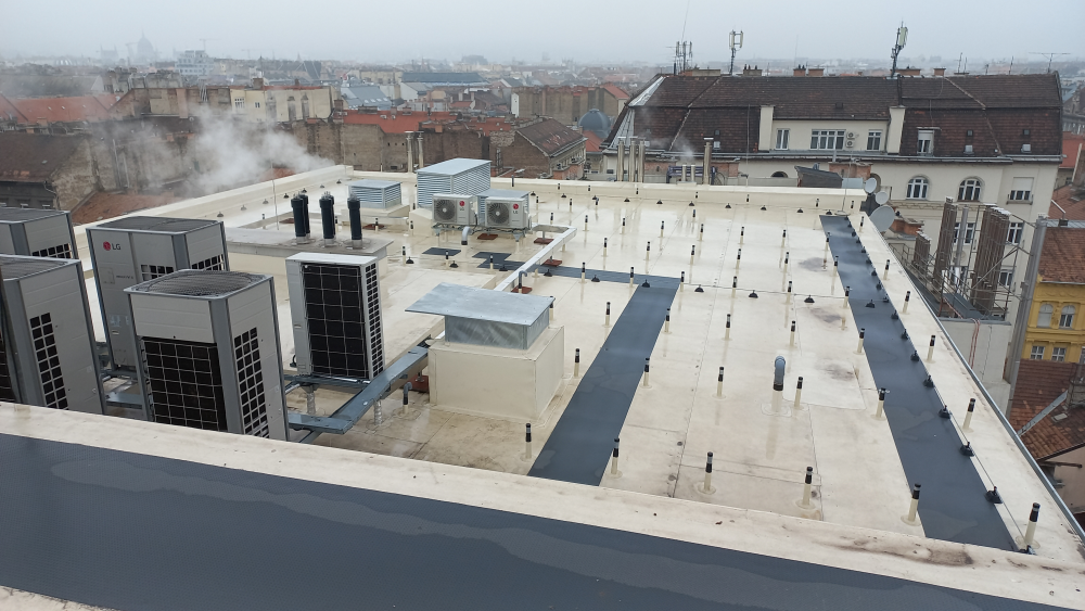 Terézvárosi tetőfelújítás: a hőszigetelés aprólékos kifaragása is lassította a munkát