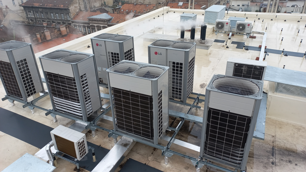 Terézvárosi tetőfelújítás: a hőszigetelés aprólékos kifaragása is lassította a munkát