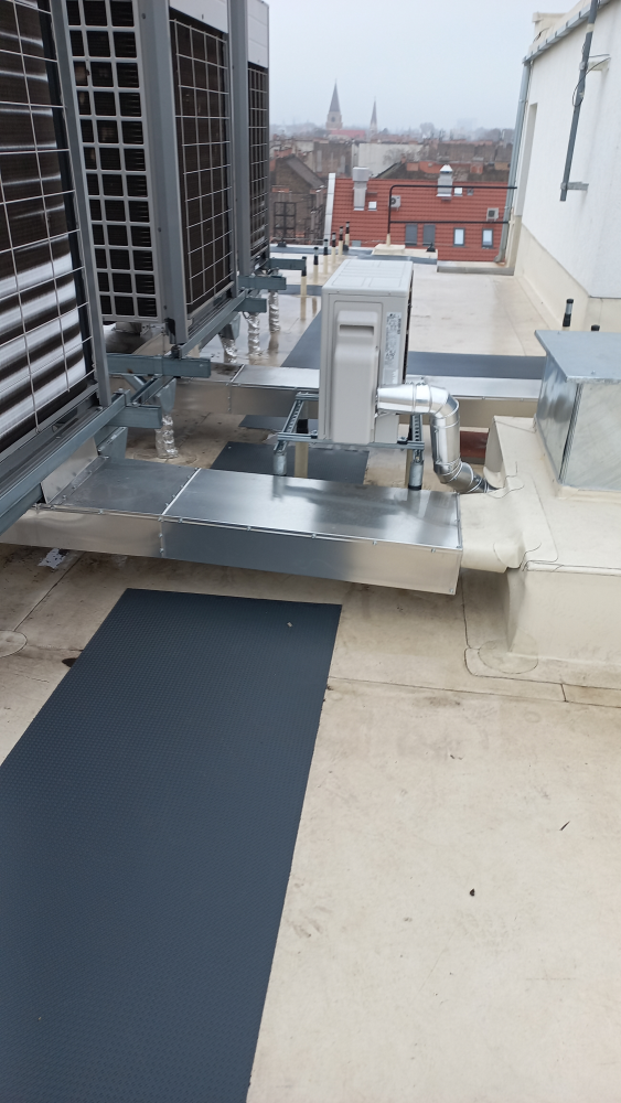 Terézvárosi tetőfelújítás: a hőszigetelés aprólékos kifaragása is lassította a munkát