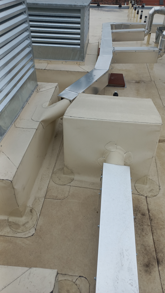 Terézvárosi tetőfelújítás: a hőszigetelés aprólékos kifaragása is lassította a munkát