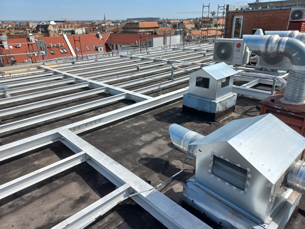 Terézvárosi tetőfelújítás: a hőszigetelés aprólékos kifaragása is lassította a munkát