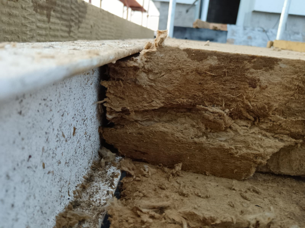 Terézvárosi tetőfelújítás: a hőszigetelés aprólékos kifaragása is lassította a munkát