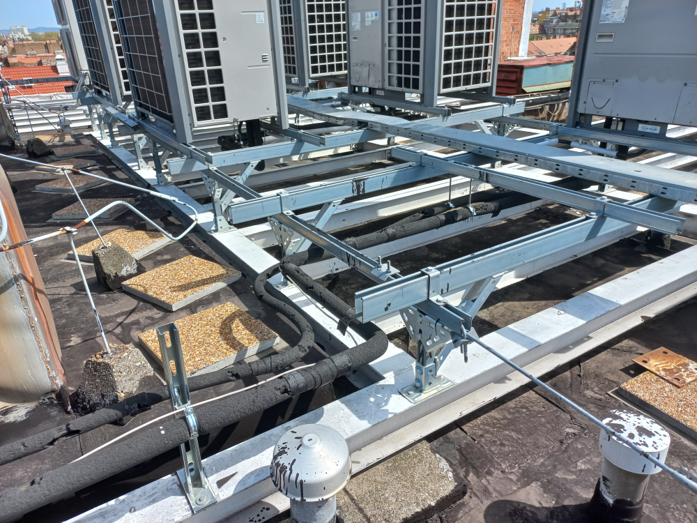 Terézvárosi tetőfelújítás: a hőszigetelés aprólékos kifaragása is lassította a munkát