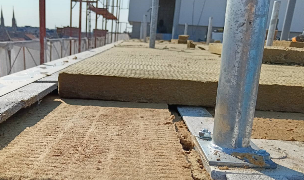 Terézvárosi tetőfelújítás: a hőszigetelés aprólékos kifaragása is lassította a munkát