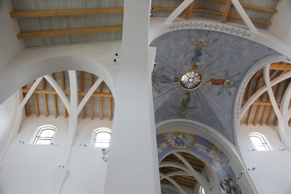 A hagyományokhoz és kötöttségekhez igazodva épült látványosan szép templom Gödöllőn