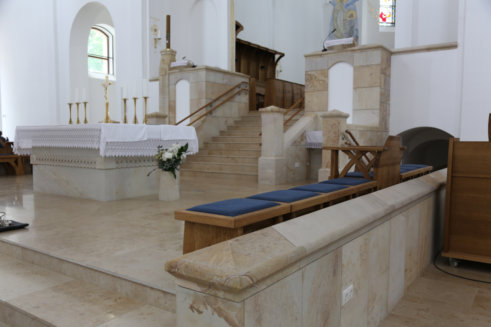 A hagyományokhoz és kötöttségekhez igazodva épült látványosan szép templom Gödöllőn