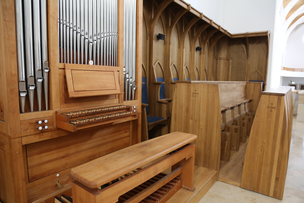 A hagyományokhoz és kötöttségekhez igazodva épült látványosan szép templom Gödöllőn