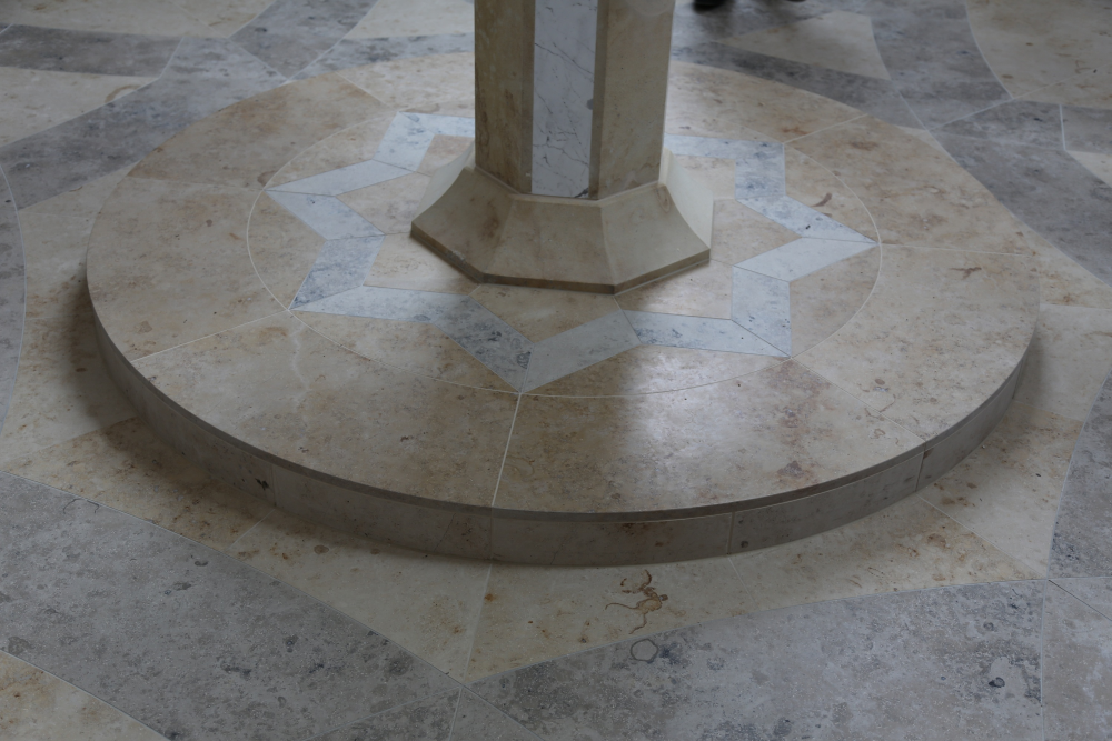 A hagyományokhoz és kötöttségekhez igazodva épült látványosan szép templom Gödöllőn