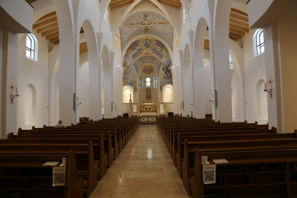 A hagyományokhoz és kötöttségekhez igazodva épült látványosan szép templom Gödöllőn