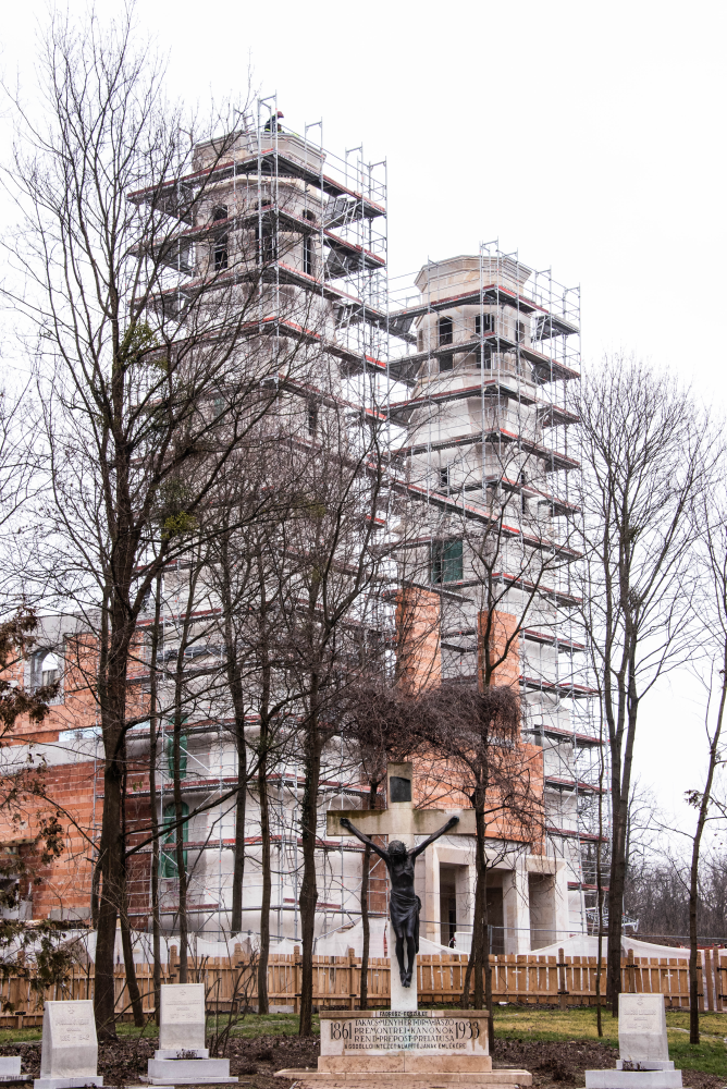 A hagyományokhoz és kötöttségekhez igazodva épült látványosan szép templom Gödöllőn