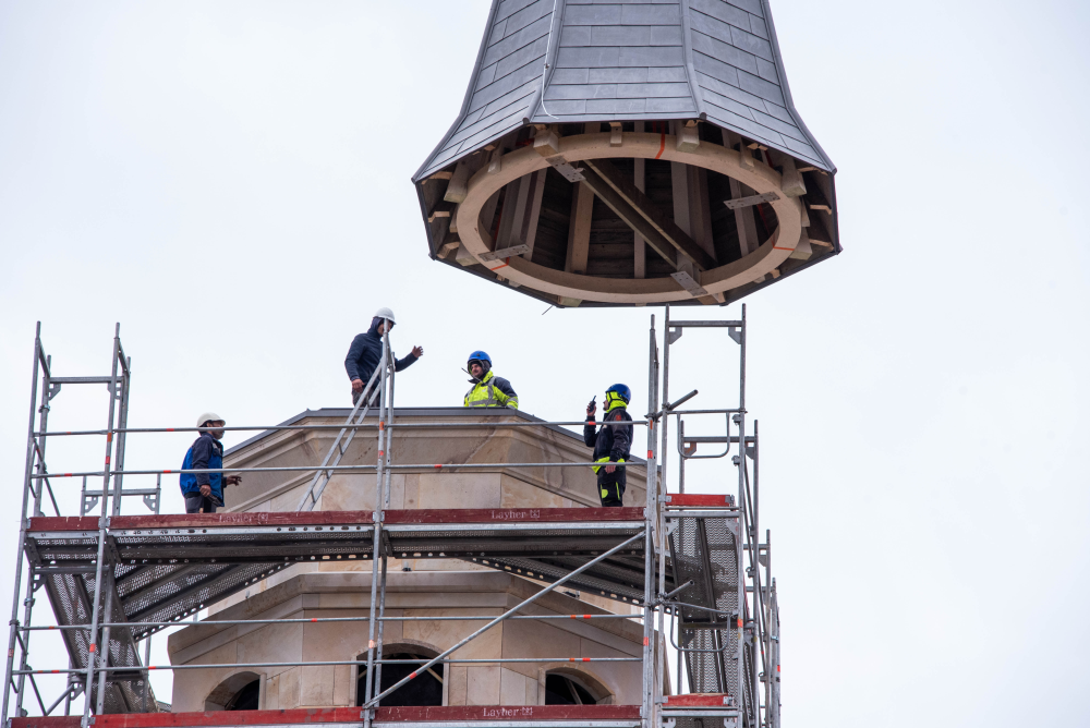 A hagyományokhoz és kötöttségekhez igazodva épült látványosan szép templom Gödöllőn