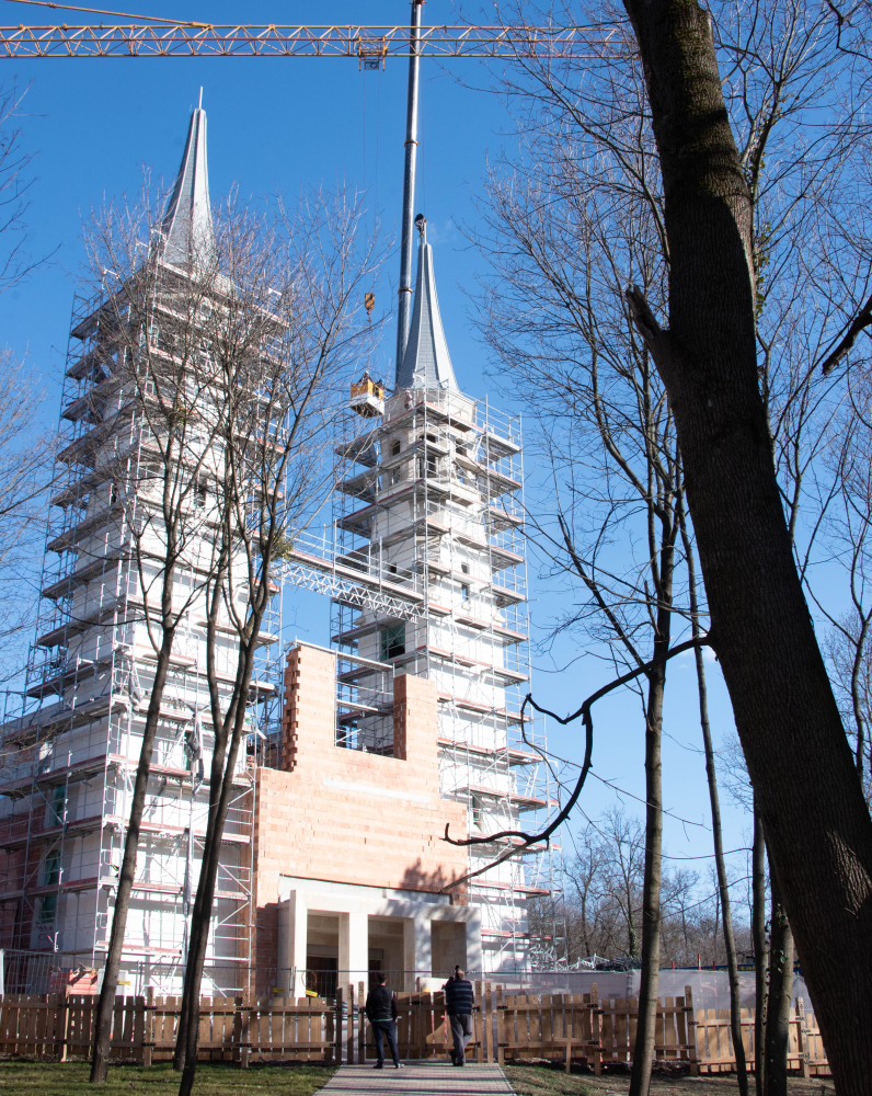 A hagyományokhoz és kötöttségekhez igazodva épült látványosan szép templom Gödöllőn