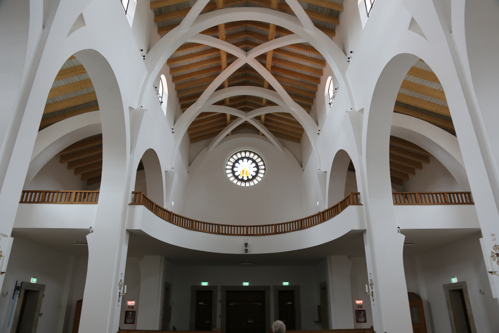 A hagyományokhoz és kötöttségekhez igazodva épült látványosan szép templom Gödöllőn