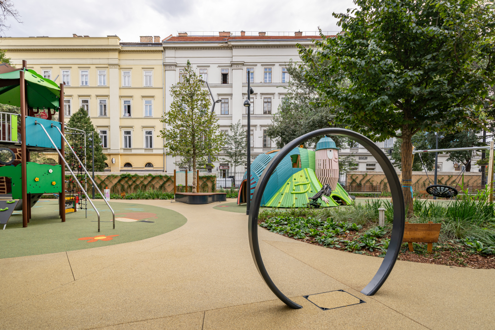 Lerombolt épület helyére épült a Kufli-játszótér Lerombolt épület helyére épült a Kufli-játszótér