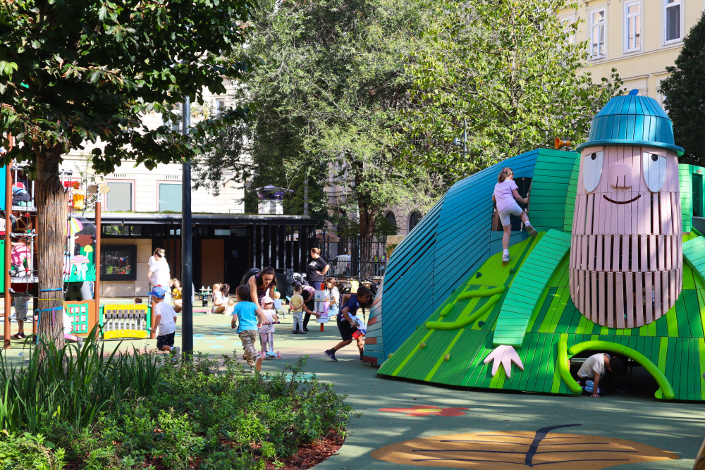 Lerombolt épület helyére épült a Kufli-játszótér Lerombolt épület helyére épült a Kufli-játszótér