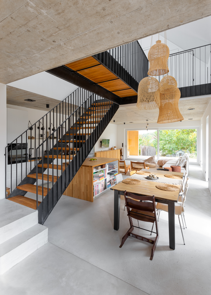 Híd a házban – kifinomult megoldások a tér tagolására