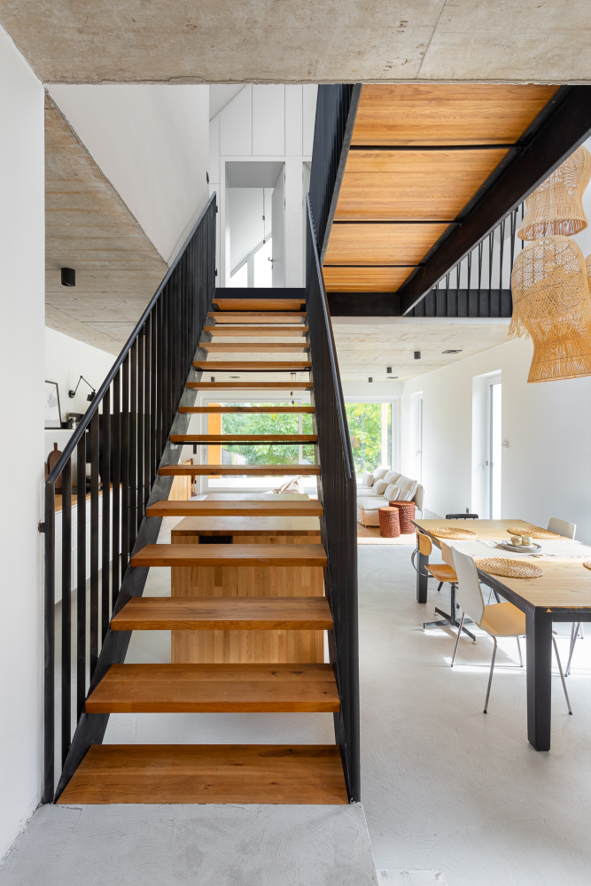 Híd a házban – kifinomult megoldások a tér tagolására