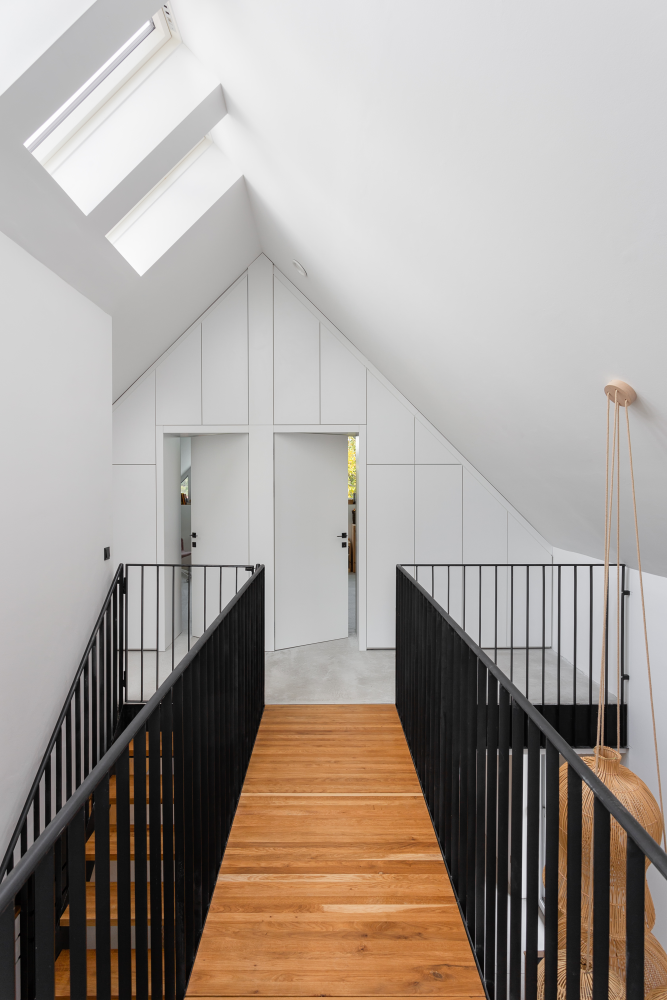 Híd a házban – kifinomult megoldások a tér tagolására