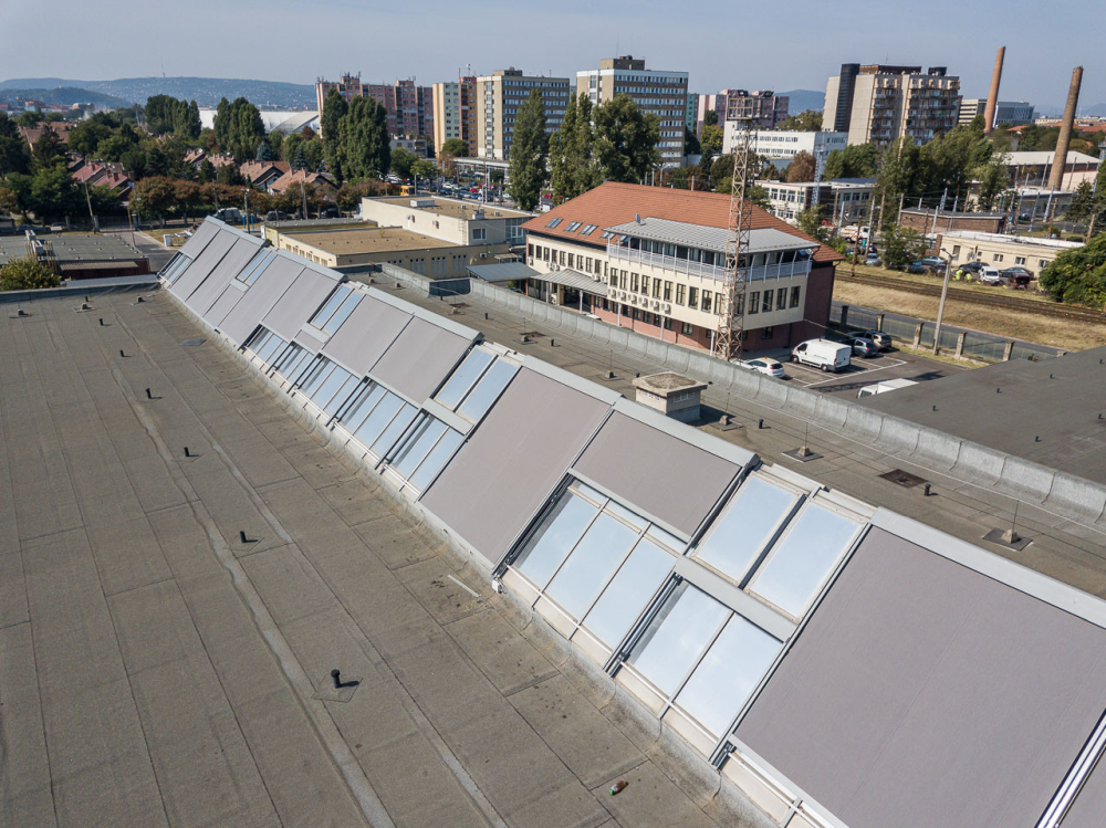 Új karakter árnyékolással – az MVM budapesti irodaépületének átalakulása Új karakter árnyékolással – az MVM budapesti irodaépületének átalakulása