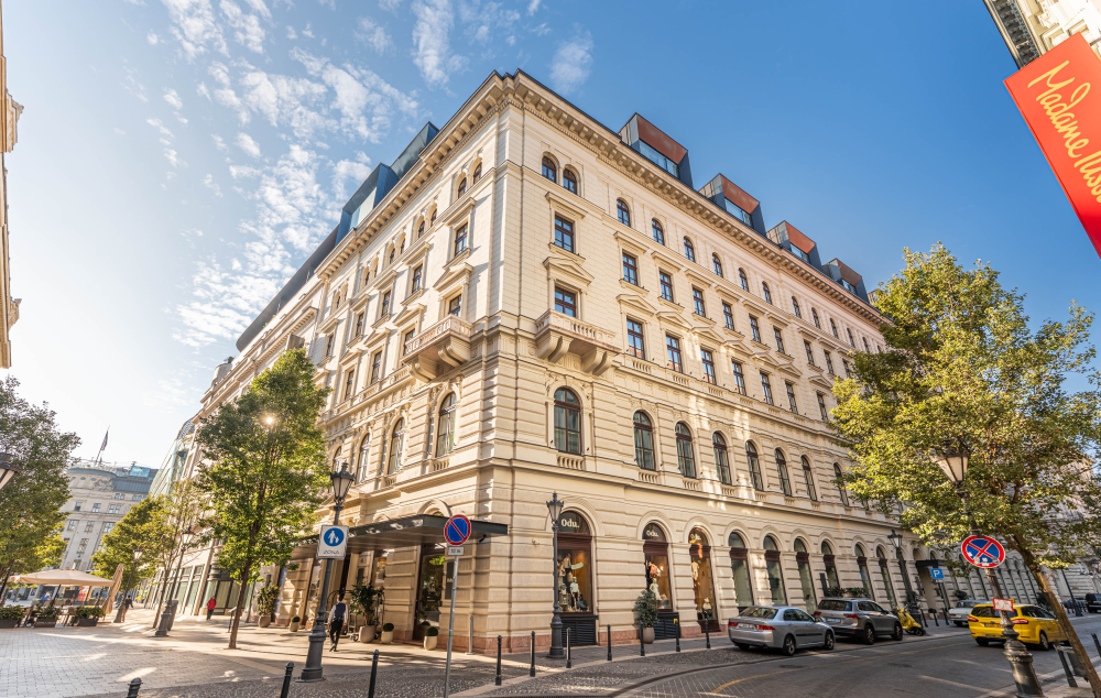 Fekete ragyogás a Dorothea hotelben – elegáns grafitárnyalat 1200 négyzetméteren