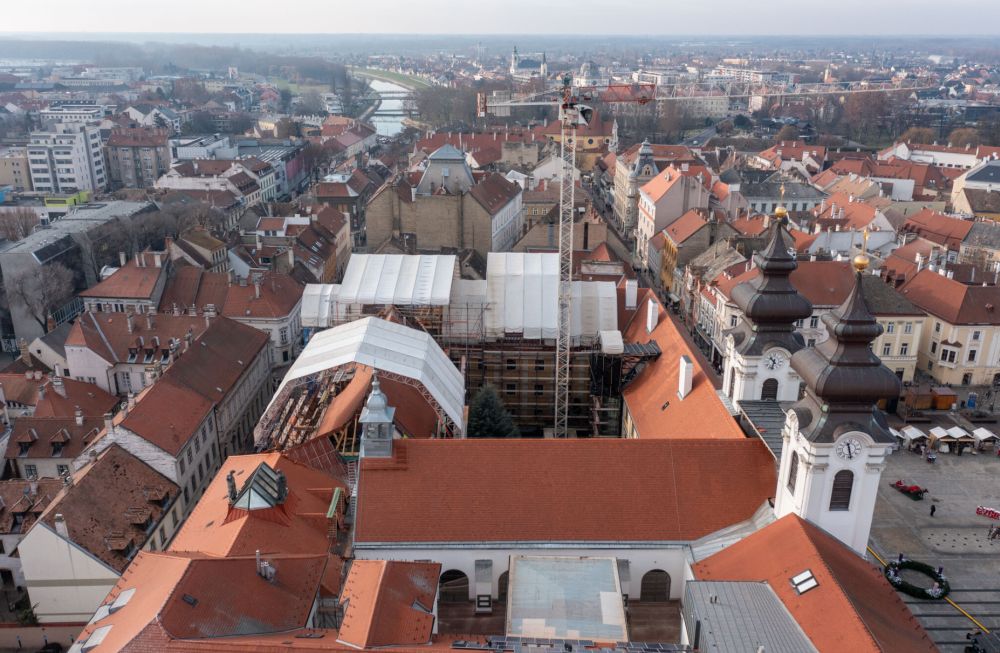 Naponta új kihívásokat tartogatott a győri bencés templom és rendház műemléki tetőszerkezetének rekonstrukciója