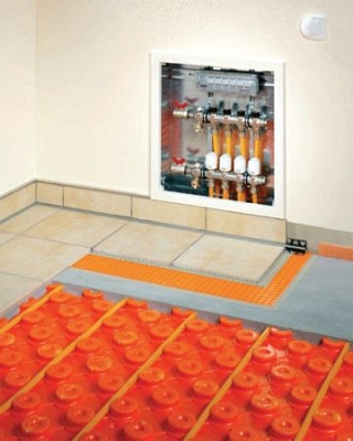Vékony rétegrendű padlófűtő, -hűtő rendszer