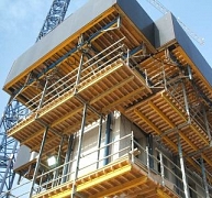 Toronyépítés egyetlen daruval Toronyépítés egyetlen daruval