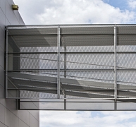 Esztétikus és biztonságos átjáróhíd expandált lemezből Esztétikus és biztonságos átjáróhíd expandált lemezből