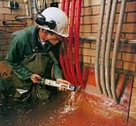 Öngyógyuló elasztikus tömítőanyag csőátvezetésekhez Öngyógyuló elasztikus tömítőanyag csőátvezetésekhez