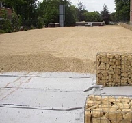 A vízelvezető szőnyeg védi a pincefalak szigetelését A vízelvezető szőnyeg védi a pincefalak szigetelését