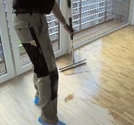 A kezelés után néhány órával járhatók a fapadlók A kezelés után néhány órával járhatók a fapadlók