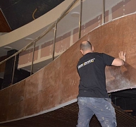 Akár íves felületek is burkolhatók a két milliméter vastag kőfurnérral Akár íves felületek is burkolhatók a két milliméter vastag kőfurnérral