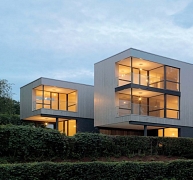 Élőben tanulhatjuk meg, hogyan illesztenek össze egy kétszintes házat rétegragasztott fapanelekből Élőben tanulhatjuk meg, hogyan illesztenek össze egy kétszintes házat rétegragasztott fapanelekből