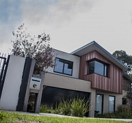 Alumínium: homlokzat, tető és ereszcsatorna – egy kézből, mennyiségszámítással Alumínium: homlokzat, tető és ereszcsatorna – egy kézből, mennyiségszámítással